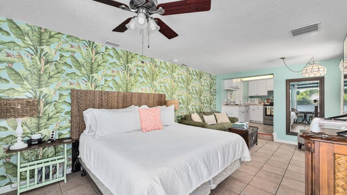 Historic Downtown Melbourne Apartment | Crane Creek Inn Dolphin Suite: Waterfront Pool!