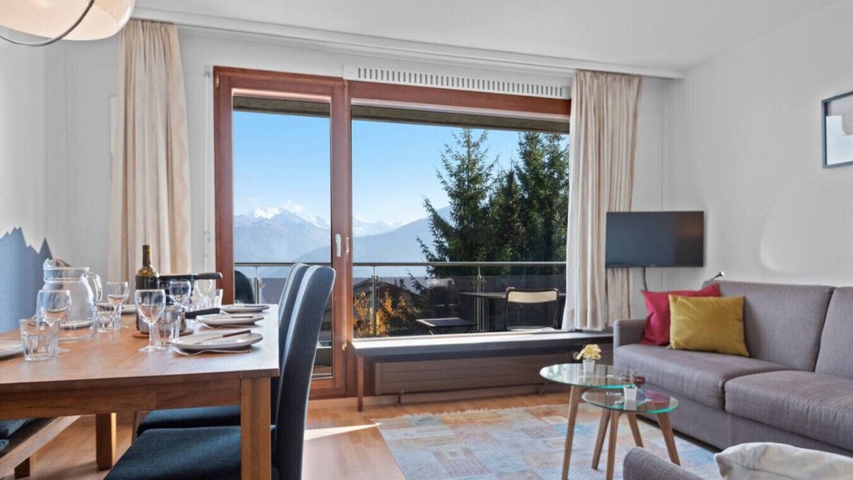 Randogne Apartment | Crans-Montana, 5 pers : balcony view & private parking