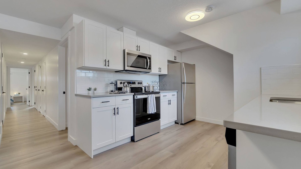 Southeast Edmonton Apartment | Crawford -Trendy 3-BR Suite, Central | Wi-Fi & TV