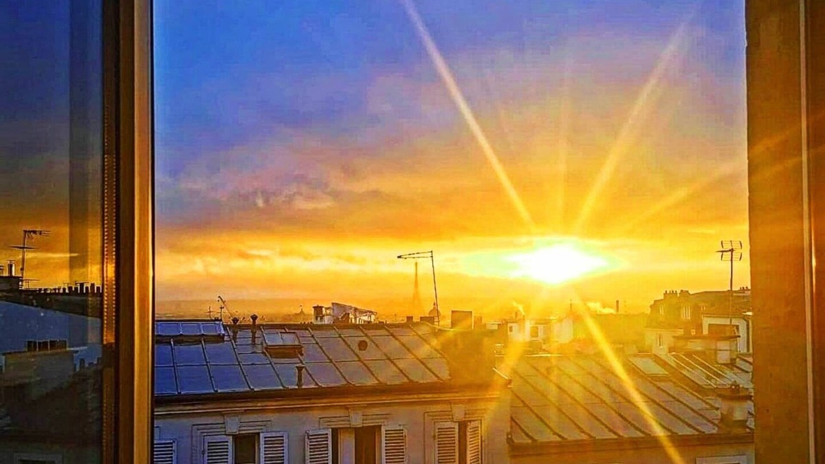 Quartier des Grandes-Carrieres Apartment | Crazy Skyshow Flat in Montmartre