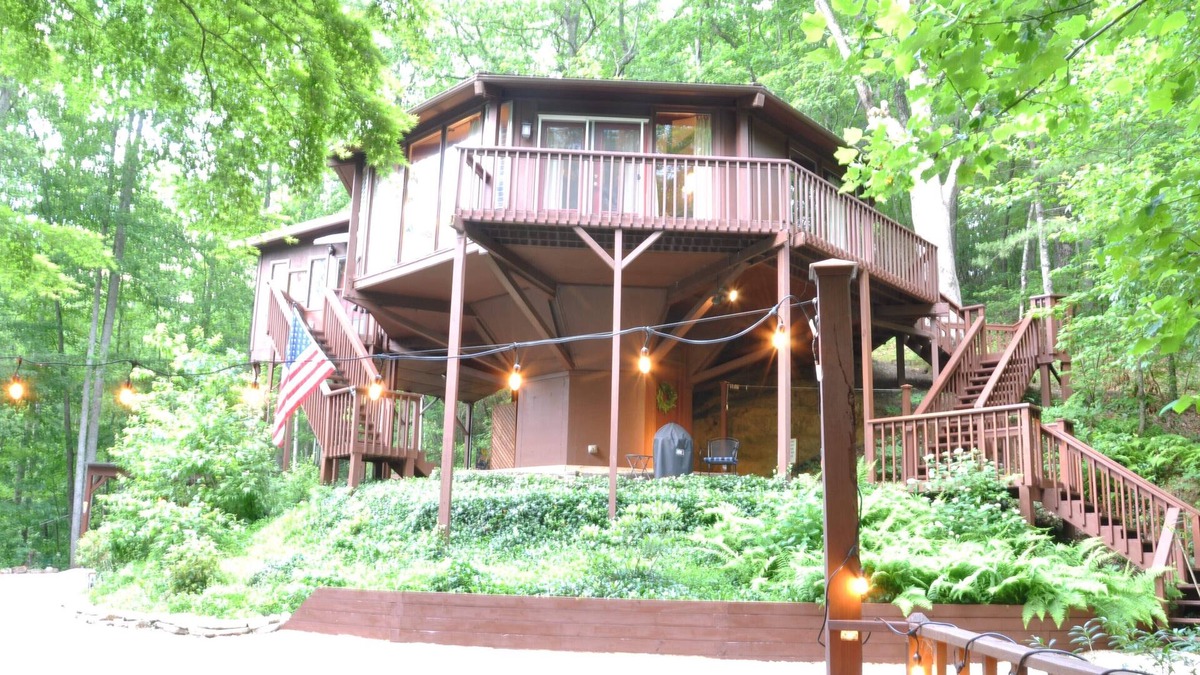Bryson City House | Create fond Smoky Mtn. memories in a boutique home just outside Bryson City, NC