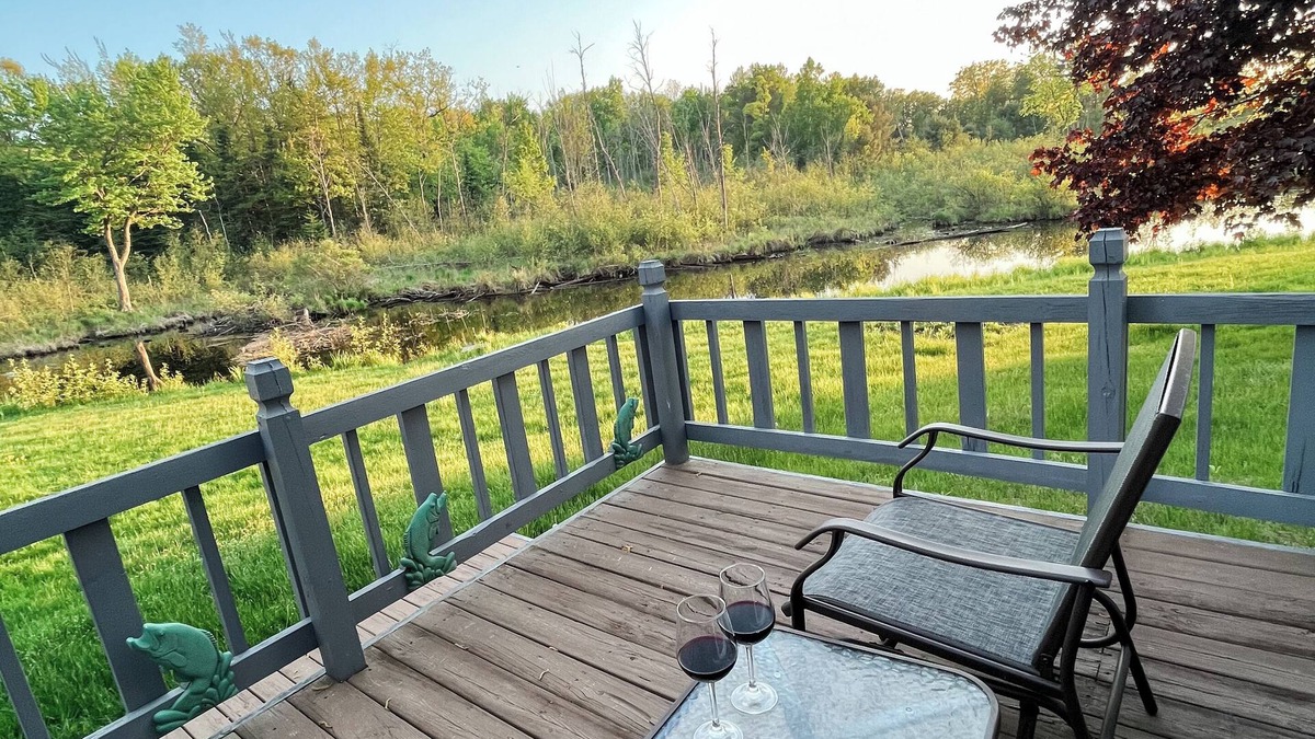 Prudenville House | Creek Cabin - Clean and Charming 3-bedroom house in Prudenville with WiFi and AC