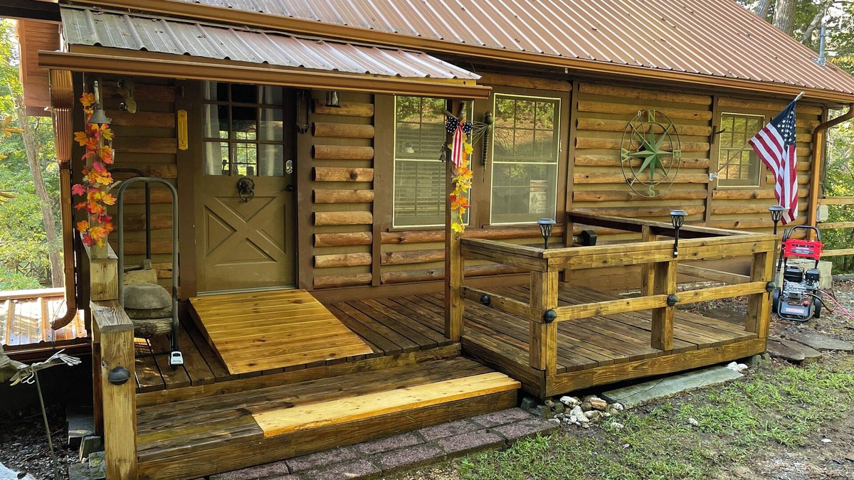 Franklin House | Creek Front. Charming 2-bedroom log home 10 minutes to lovely Franklin NC