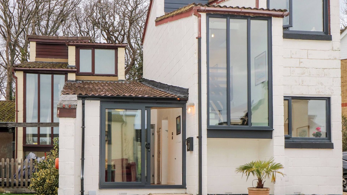 Ryde Cottage | CREEK LODGE, pet friendly in Wootton Bridge