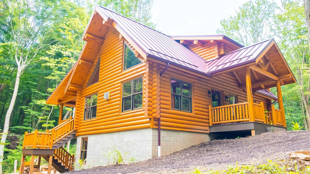 Sugarcreek Cabin | Creek Song Cabin 3 bedroom, sleeps 6, hot tub