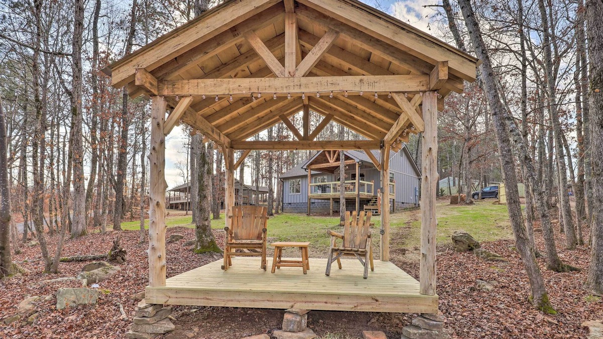 Summerville House | Creek-View Getaway w/Deck, Yard, & Fire Pit!