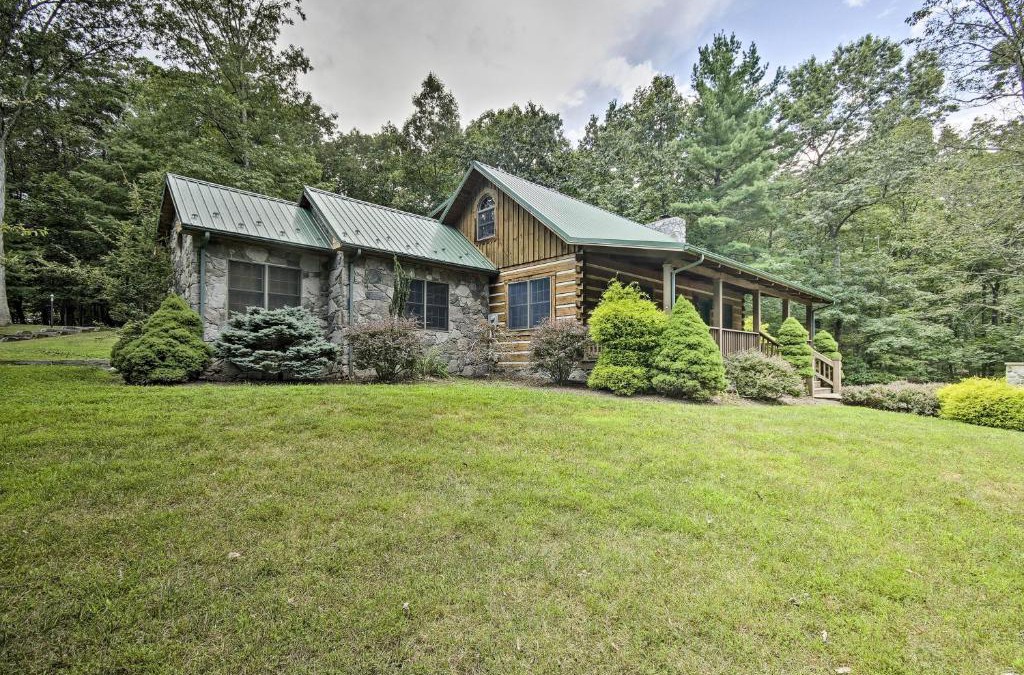 Berkeley Springs House | Creekside Berkeley Springs Cabin on 35 Acres!