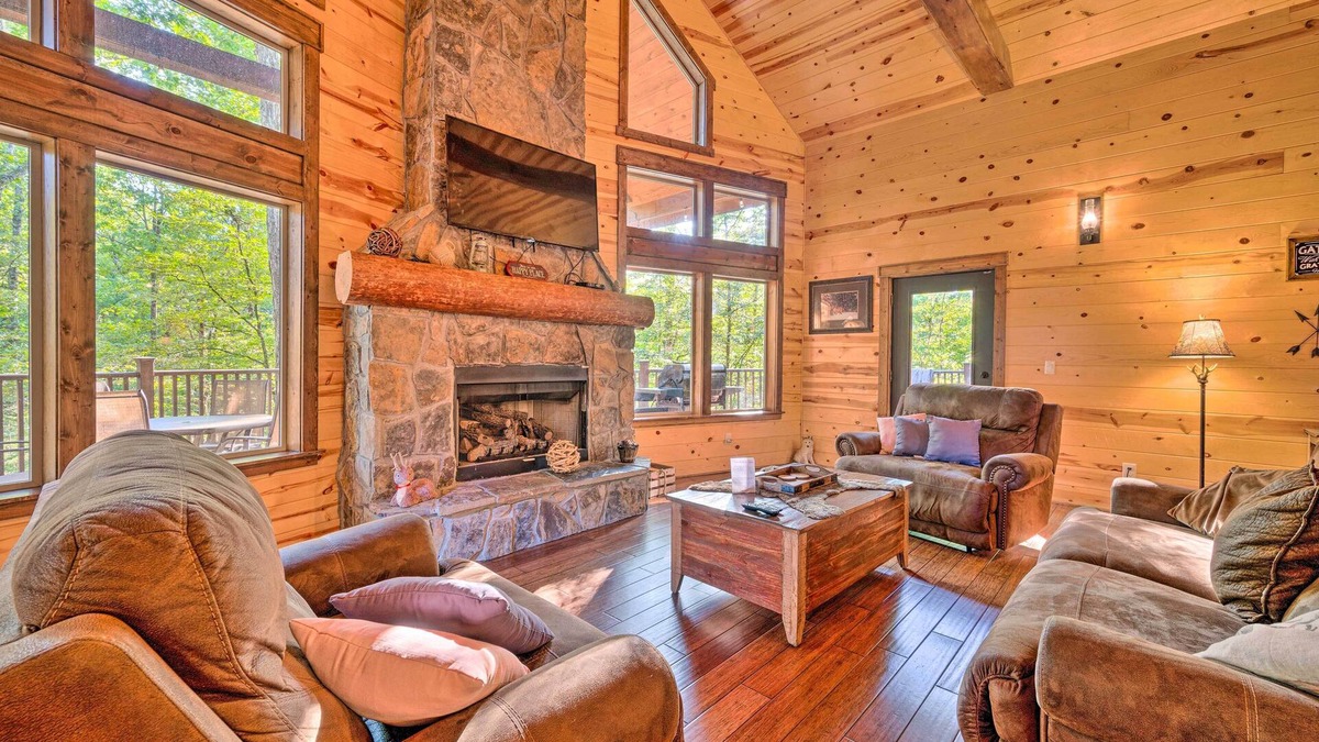 Golden Cabin | Creekside Broken Bow Cabin w/Hot Tub & Fire Pit!