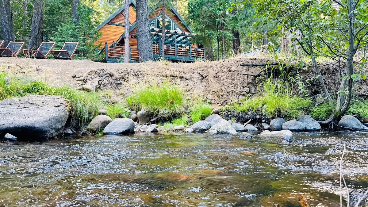 Shingletown Cabin | Creekside Cabin. 9mi to Lassen. EV Charging, Pet Friendly!