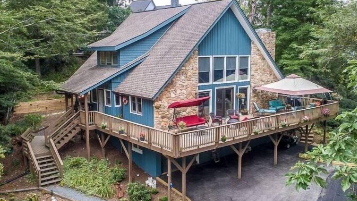 Newland House | Creekside Cabin in Linville with seasonal views of lake, golf access and large deck with hot tub!