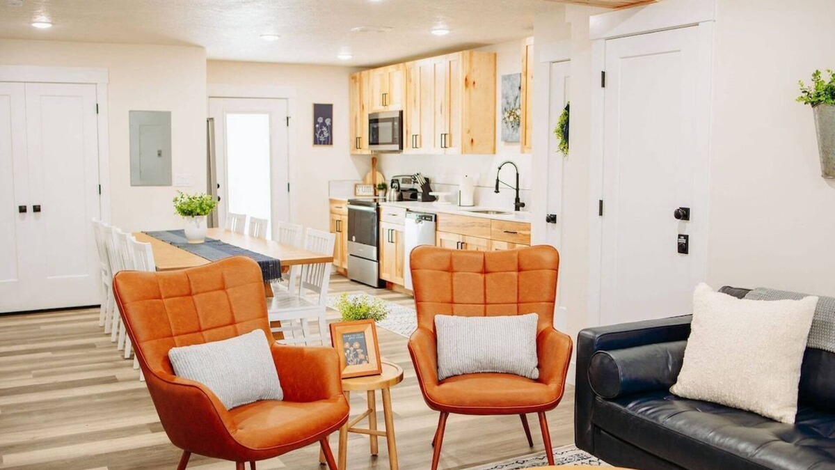 McCammon House | Creekside Cabin Juniper-stay with views near Lava