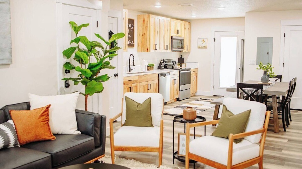 McCammon House | Creekside Cabin Ponderosa- ONE BR, Stay near Lava!