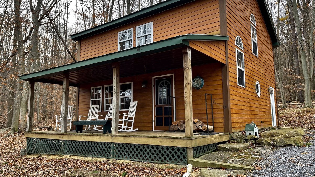 Loysburg Cabin | Creekside Cabin Vacation Rental