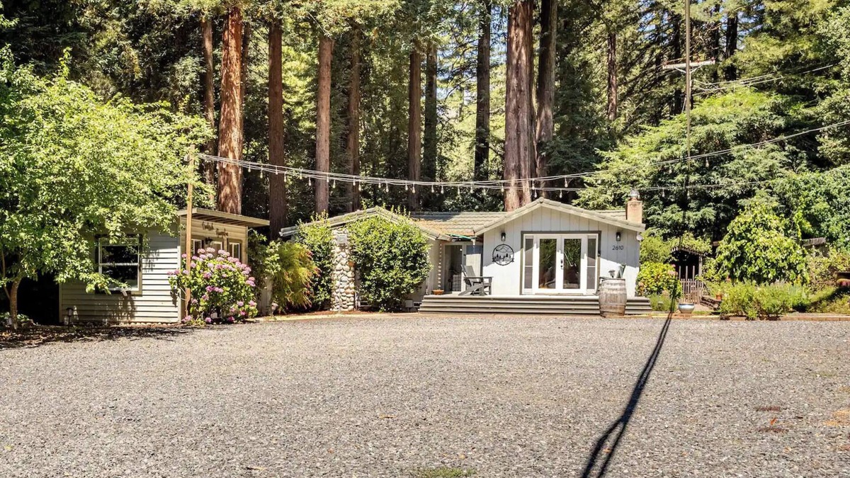 Healdsburg Cottage | Creekside Cottage and Bungalow. Cozy, pet friendly, close to town. Sleeps 6