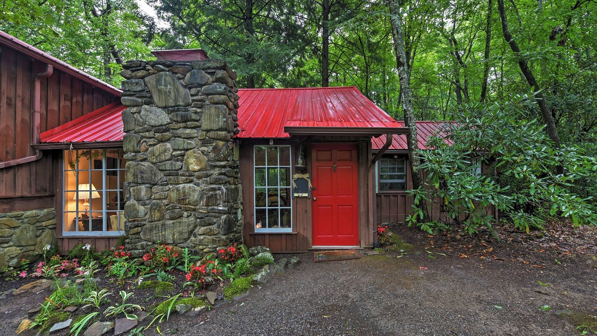 Candler Cottage | Creekside Cottage: Blue Ridge Mountain Escape!