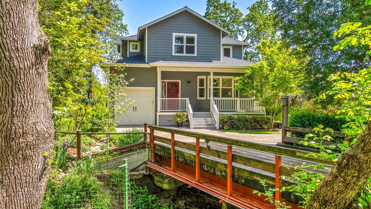Sonoma House | Creekside Cottage ~ Gorgeous cottage just 3 blocks from the Historic Sonoma Plaz