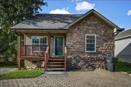 Gatlinburg - Pigeon Forge House | Creekside Cottage*Hot Tub*Entire Home-Pigeon Forge