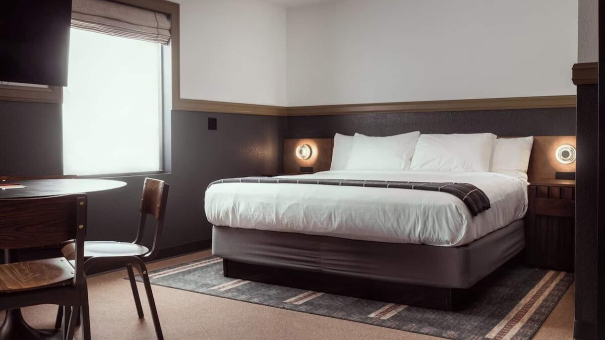 Branson Hotel | Creekside Escape with Vintage Vibes Just 1 Mile from Titanic Museum