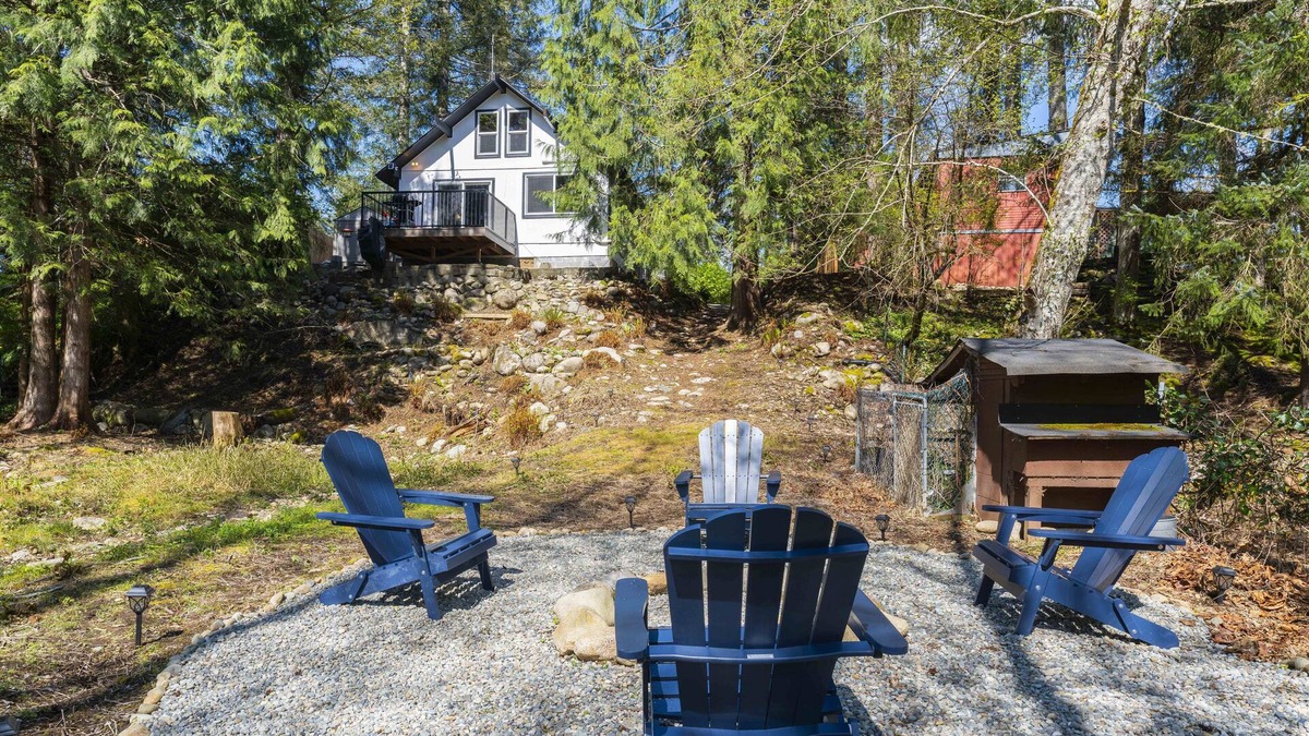 May Creek Cabin | Creekside Getaway HS WiFi, Firepit, Mountain View