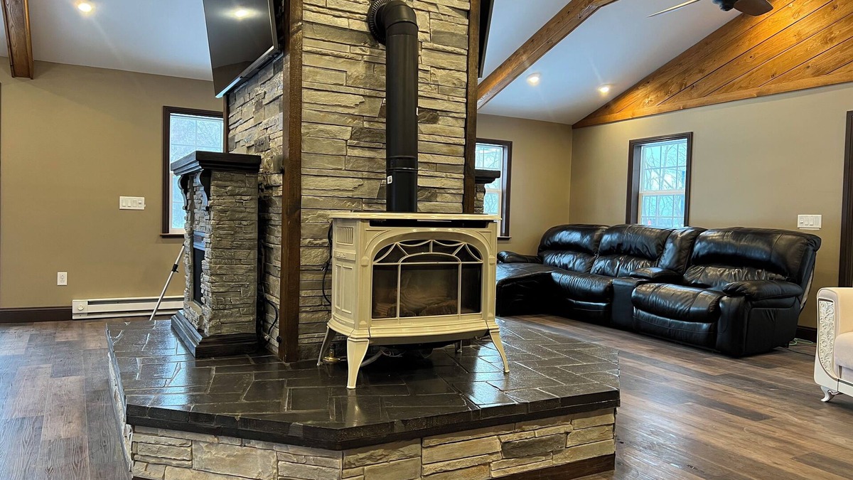 Town of Throop House | Creekside Hideaway 4 Bedroom House