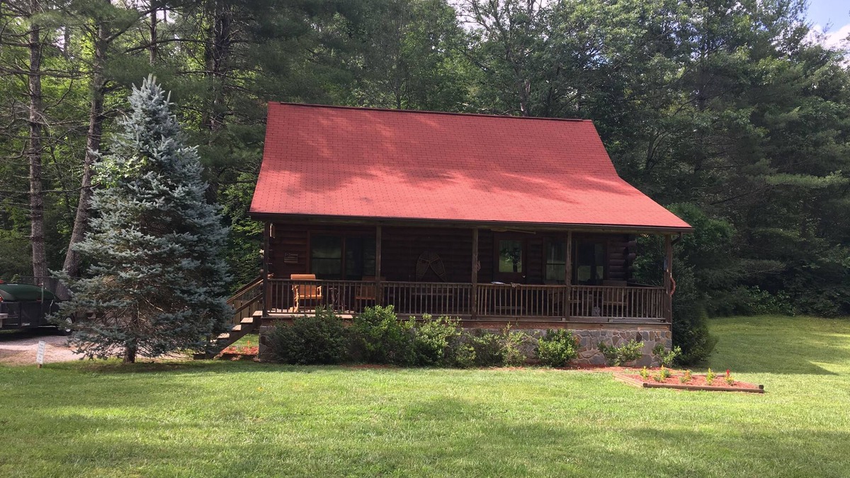 Robbinsville Cabin | Creekside Log Cabin, Ideal Family Vacation! Hot tub, Fire Pit, Tubing, Fishing