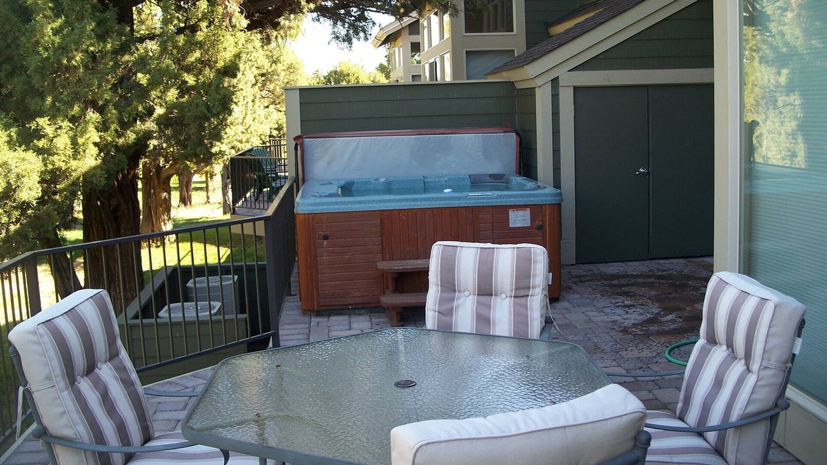 Redmond Condo | Creekside Retreat-1 Block to Splash Park and Pool, Private Hot tub