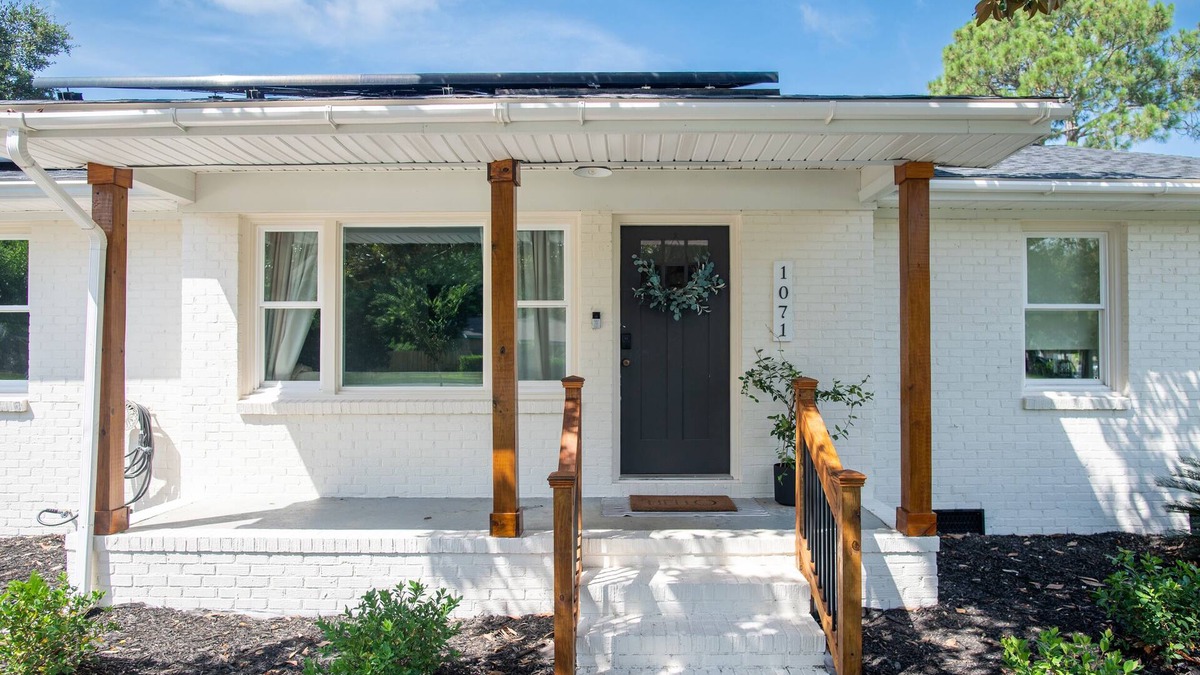Charleston House | Creekside Retreat w/Hot Tub + Game Room, 6 minutes to Downtown, 15 to Folly!