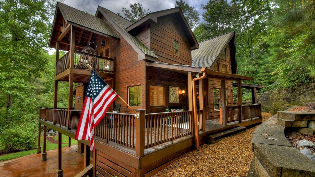 Ellijay House | Creekside Solitude/Luxury 5 BR/5B/Firepit/Game Room/Wrap-Around Porch/Hot Tub
