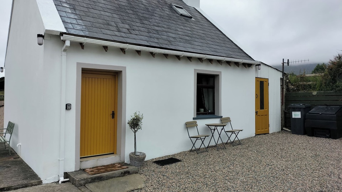 Glenveagh Cottage | Creeslough - 2 Bed Cottage - Pet Friendly - Garden