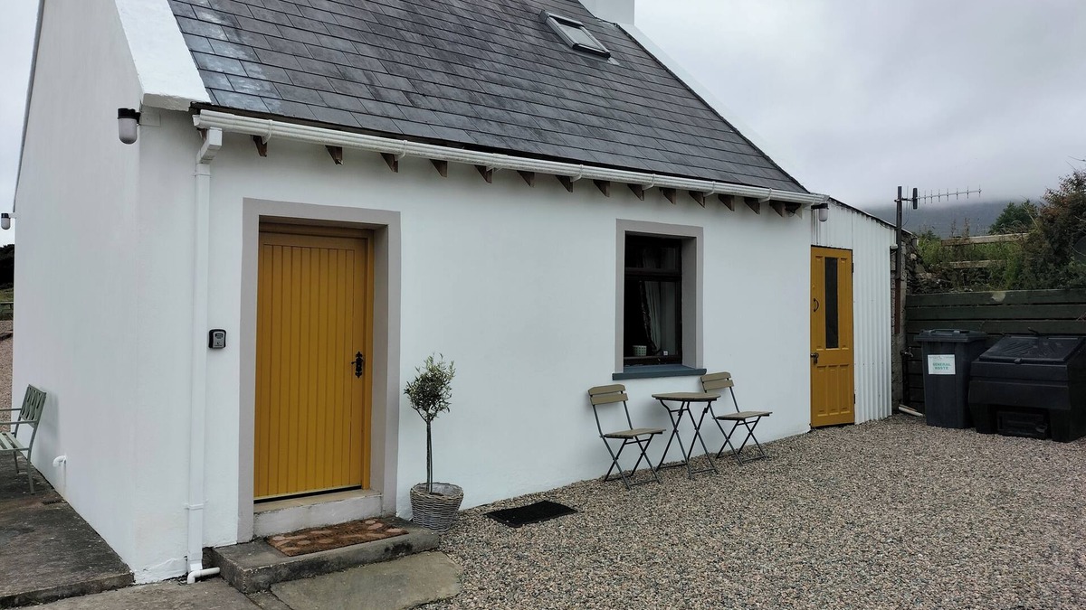 Glenveagh Cottage | Creeslough - 2 Bed Cottage - Pet Friendly - Garden