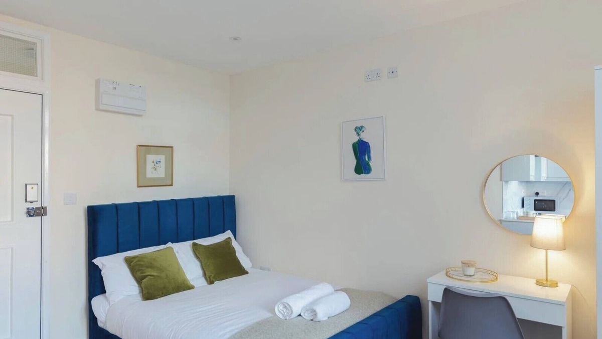 High Wycombe Apartment | Crendon House Cosy Studio - Sleeps 2 & Kitchen