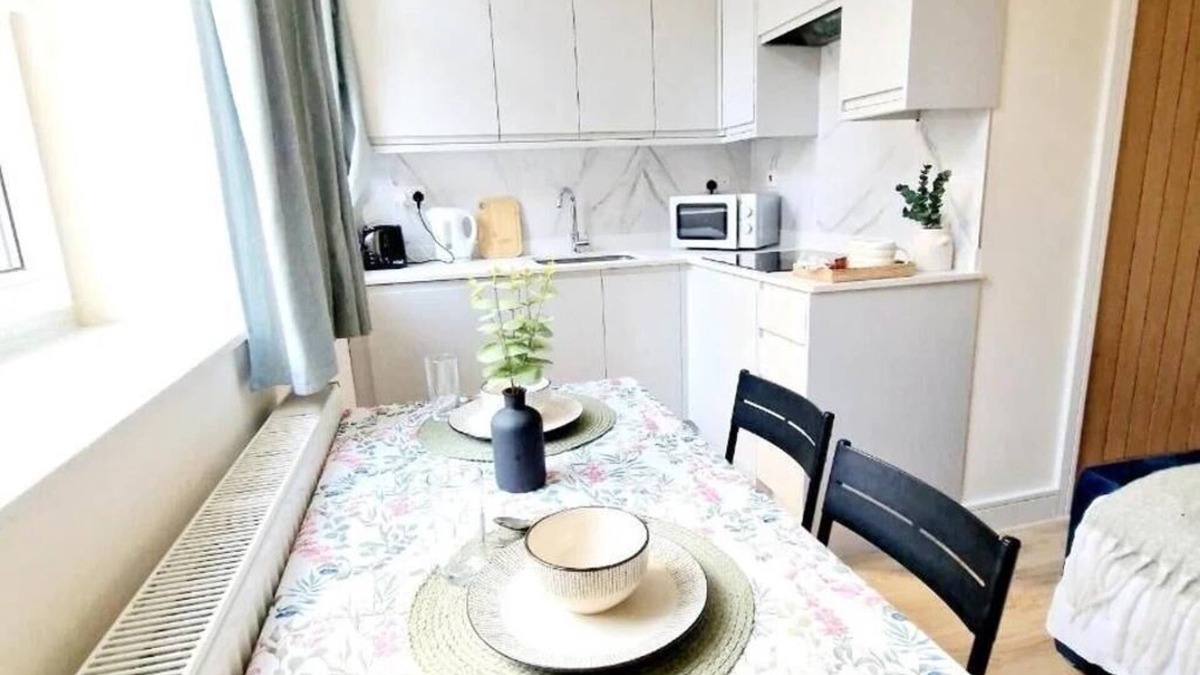 High Wycombe Apartment | Crendon House Cosy Studio - Sleeps 2 & Kitchen
