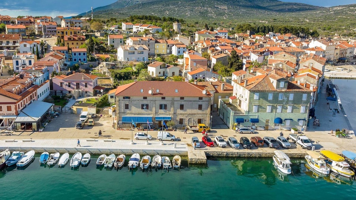 Cres Apartment | Cres Island Vacation Break - Lungomare Venezia