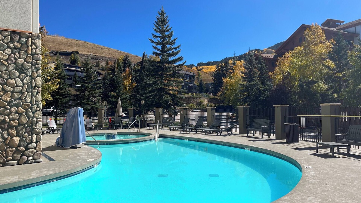 Crested Butte Condo | Crested Butte Condo with King Bed, Outdoor Pool and Hot Tub
