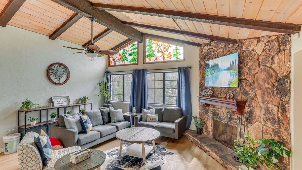 Crestline House | Crestline Home w/Private Hot Tub: Steps to Lake!