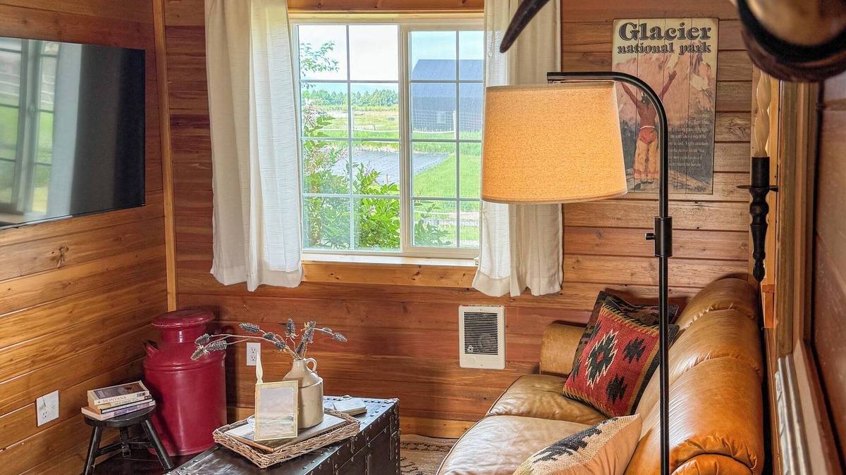 Creston House | Creston Centennial #2- Cozy barn with queen bed, close to West Glacier