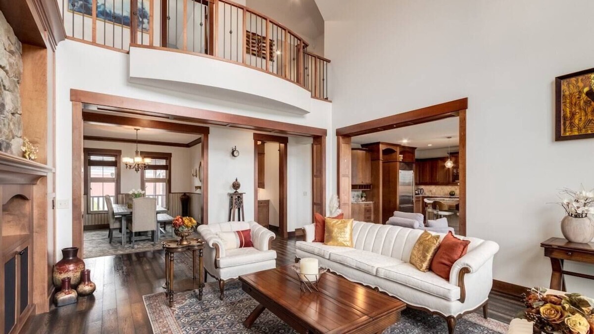 Calgary House | "Crestridge Mansion" 5BR Home w/Pool Table!