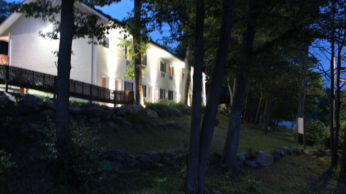 Port Carling Hotel | Crestwood Inn