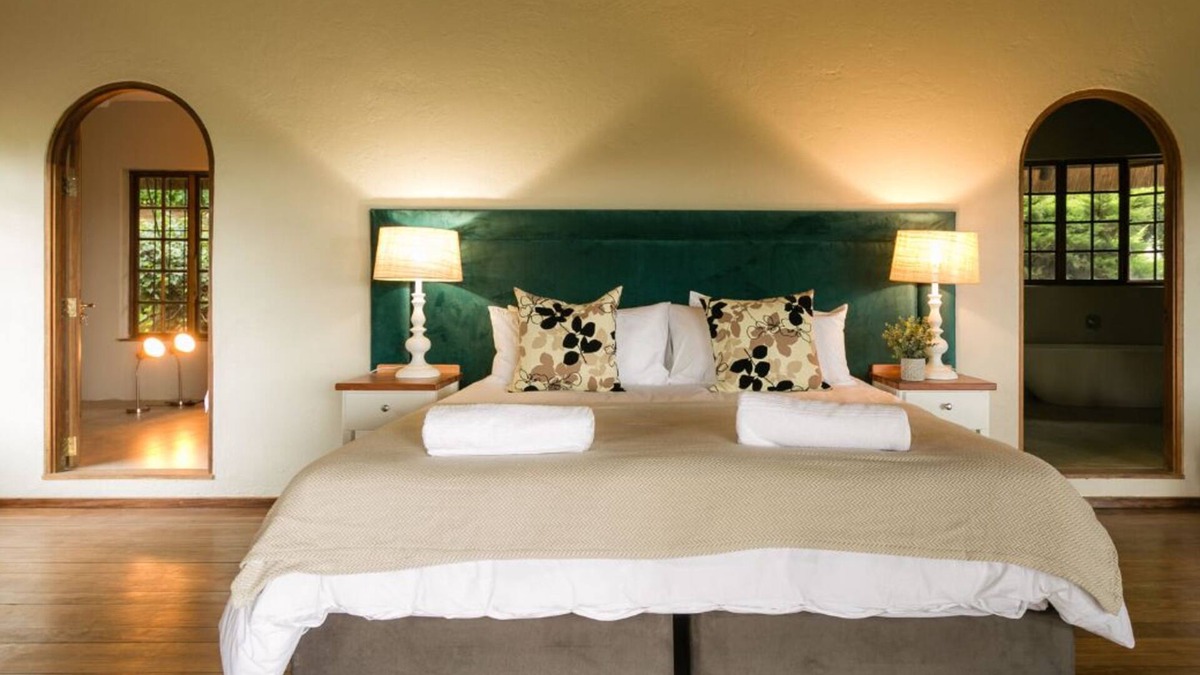 Curry's Post Hotel | Crestwood
