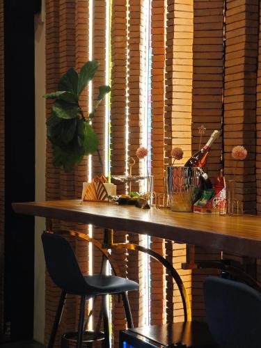 Thapae Hotel | CRIMSON SERIES - Boutique Hotel & Wine Bar
