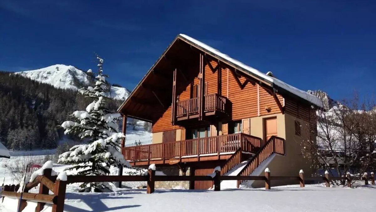 Reallon Ski Chalet | Crocus Chalet - Chalets for 12 People