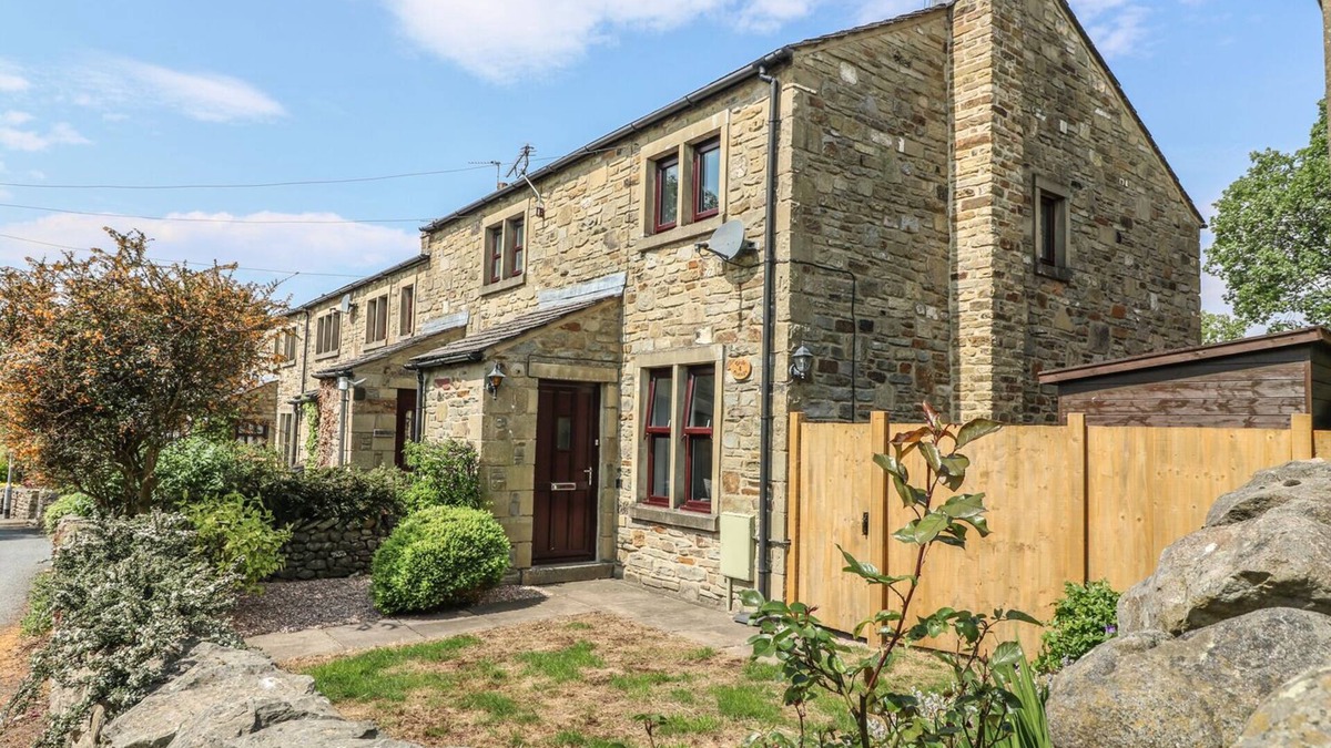 Long Preston House | CROFT COTTAGE, pet friendly, with open fire in Long Preston