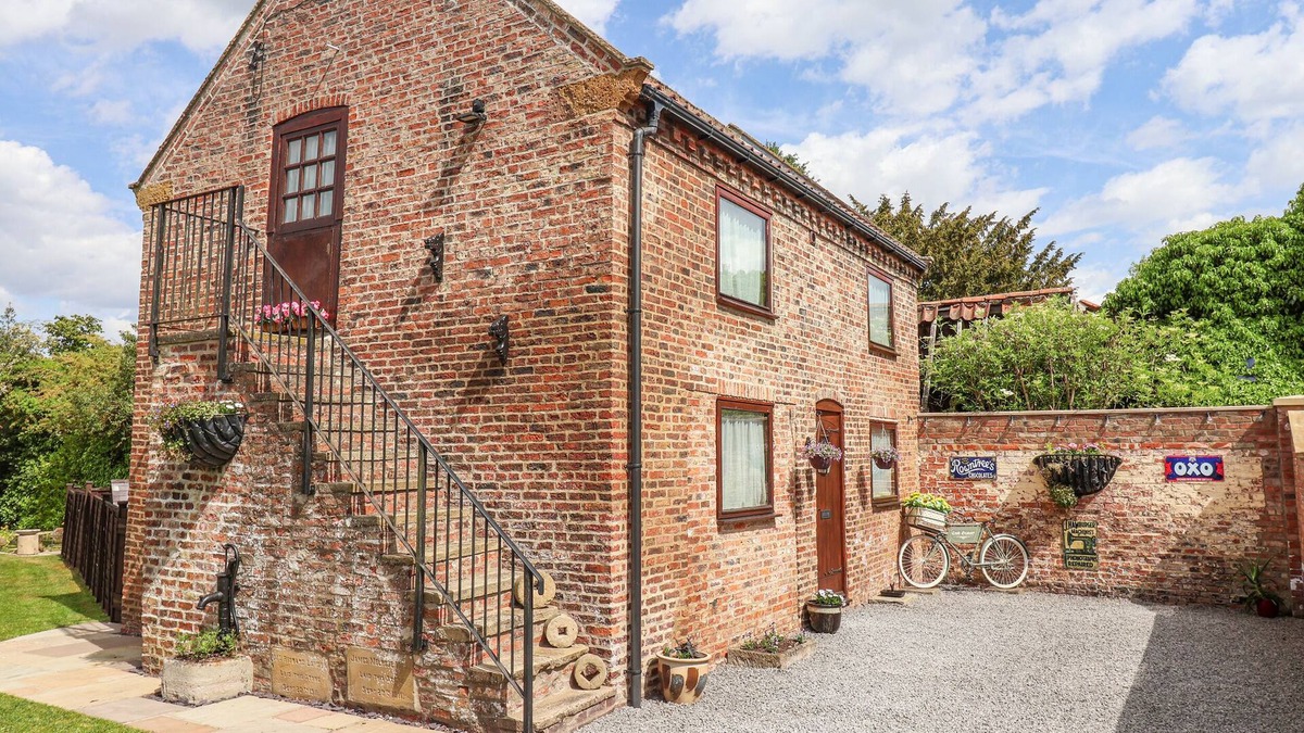 Scawton Cottage | CROFT GRANARY, family friendly, with a garden in Stillington