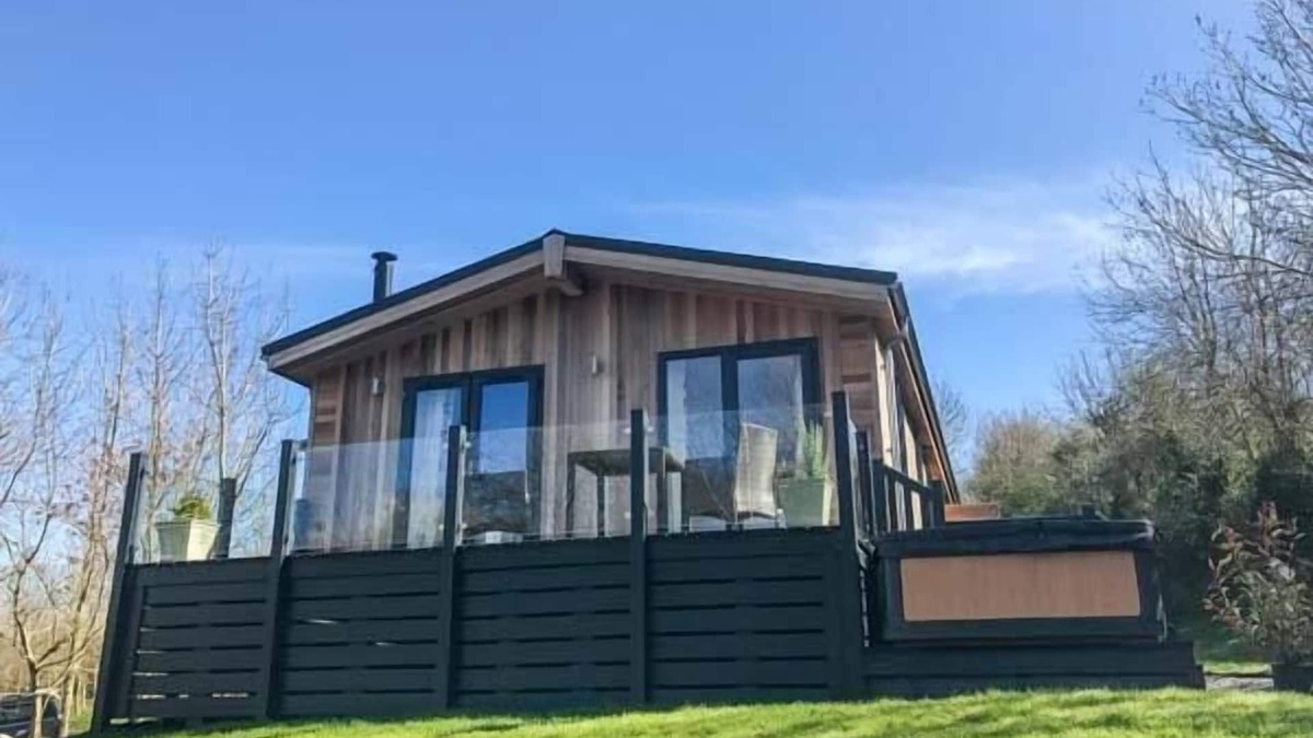 Allithwaite Cottage | CROOK LODGE, with hot tub in Allithwaite