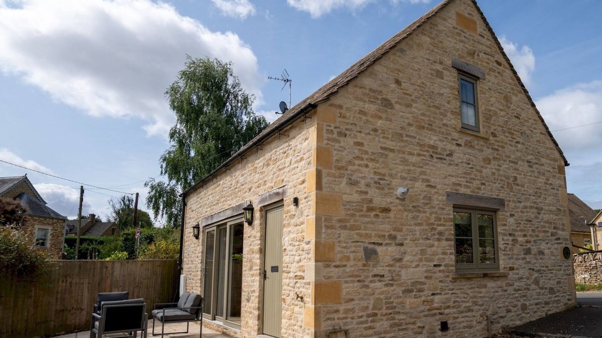 Upper Oddington House | Crooked Cottage in picturesque Upper Oddington | Pass The Keys