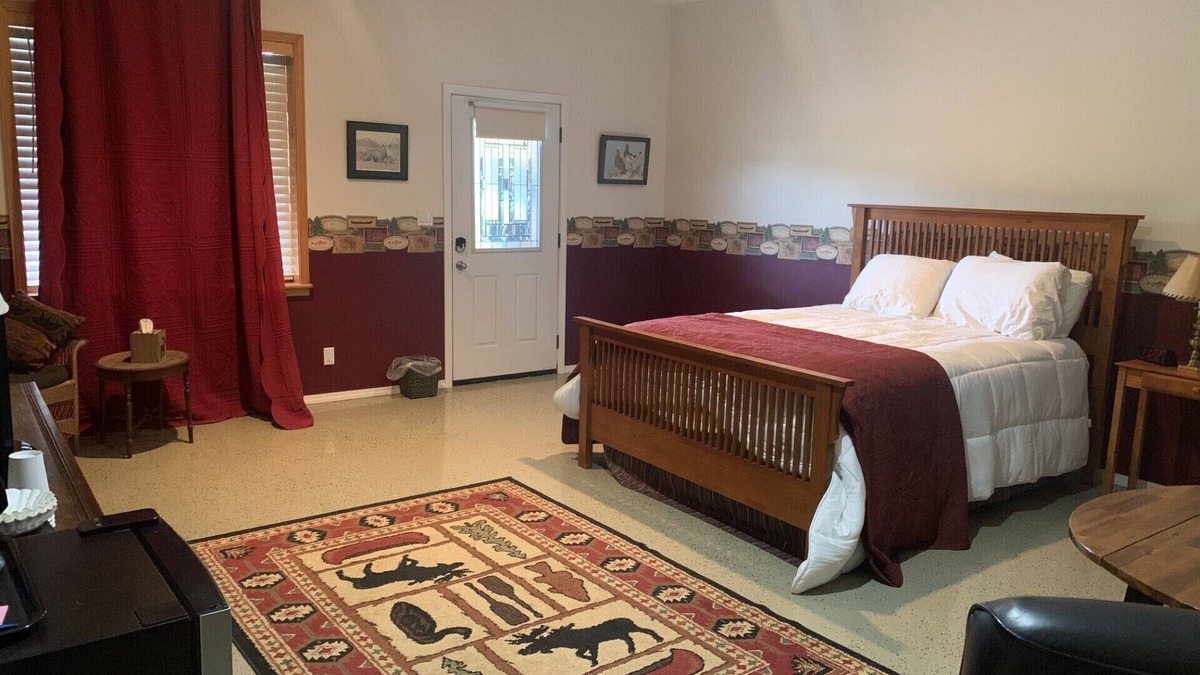 Cohoe Cabin | Crooked Creek Retreat Luxurious room on Creek, 2 Queen bds + Full Fishing Gear.
