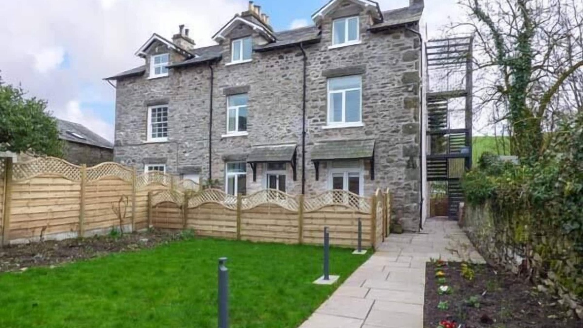 Crooklands Apartment | CROOKLANDS HOUSE 3, pet friendly, with a garden in Crooklands
