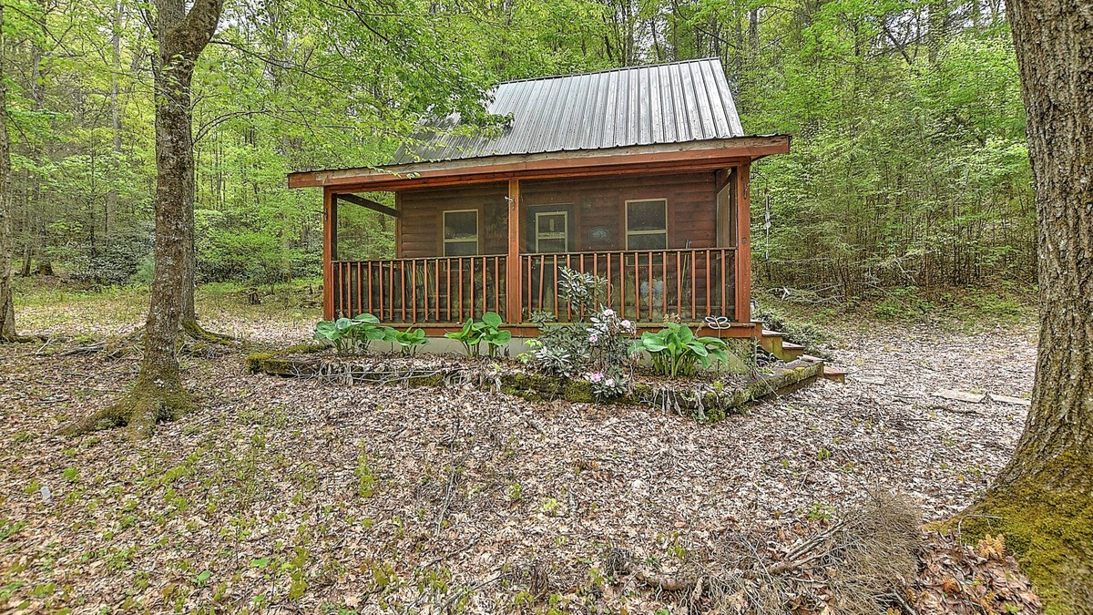 Butler Cabin | Cross Creek Ranch located near Lake Watauga and Mountain City