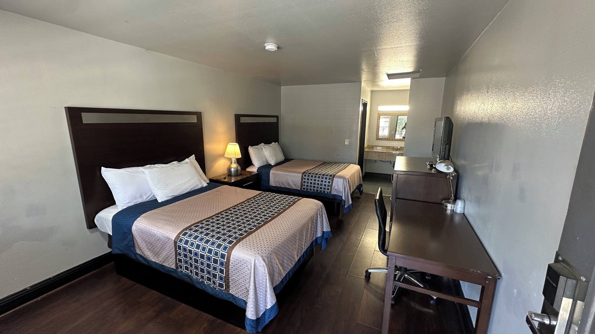 Central Sacramento Hotel | Crossroads Inn