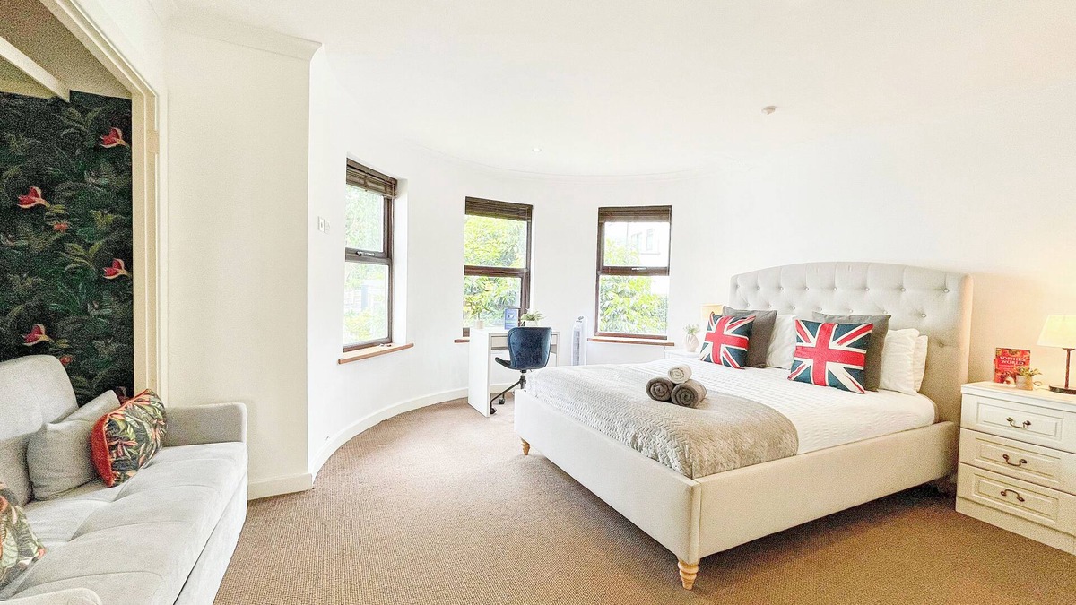 Crouch End Apartment | Crouch End 4BR 3Bath Home w/Private Balcony & FREE Parking - Alexandra Palace